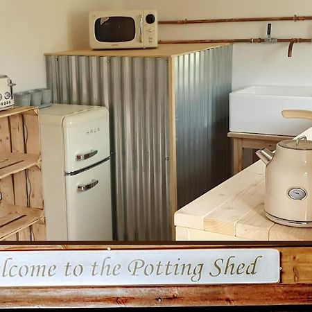 The Potting Shed: Cozy Retreat with Projector and Hot Tub Apartment Tenby Exterior photo