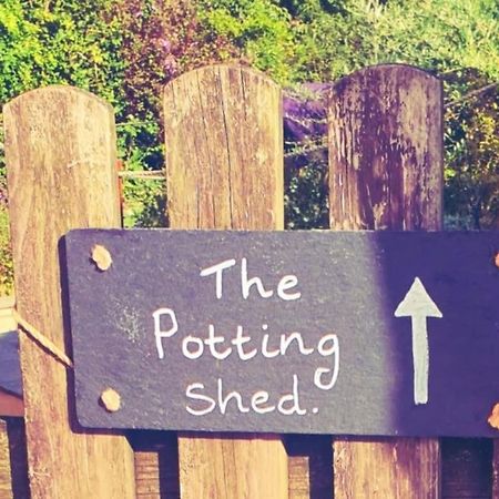The Potting Shed: Cozy Retreat with Projector and Hot Tub Apartment Tenby Exterior photo