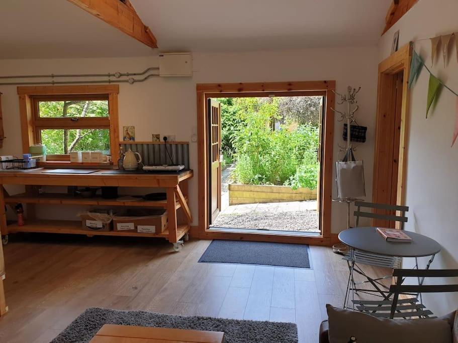 The Potting Shed: Cozy Retreat with Projector and Hot Tub Apartment Tenby Exterior photo