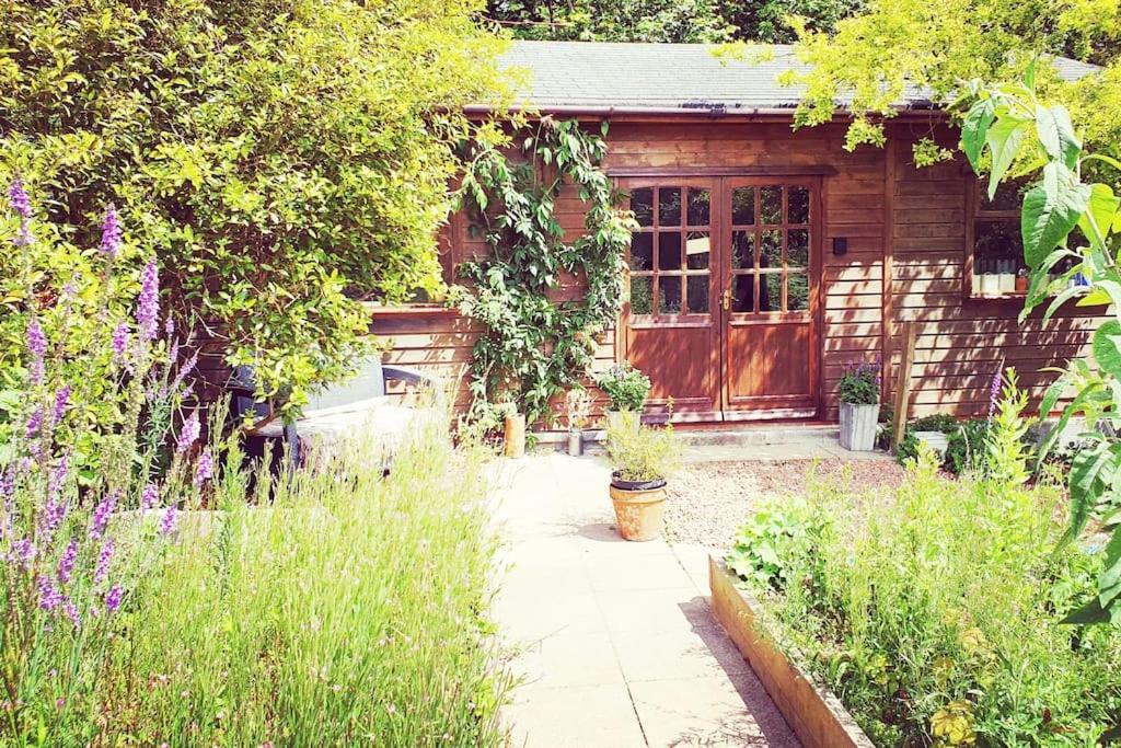 The Potting Shed: Cozy Retreat with Projector and Hot Tub Apartment Tenby Exterior photo