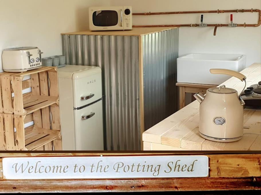 The Potting Shed: Cozy Retreat with Projector and Hot Tub Apartment Tenby Exterior photo