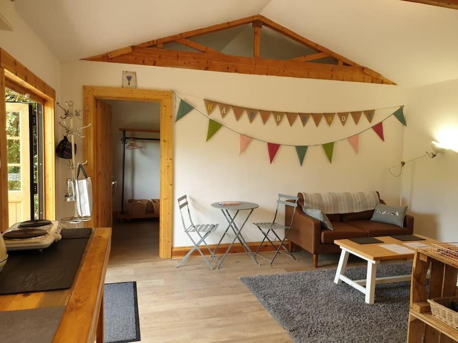 The Potting Shed: Cozy Retreat with Projector and Hot Tub Apartment Tenby Exterior photo