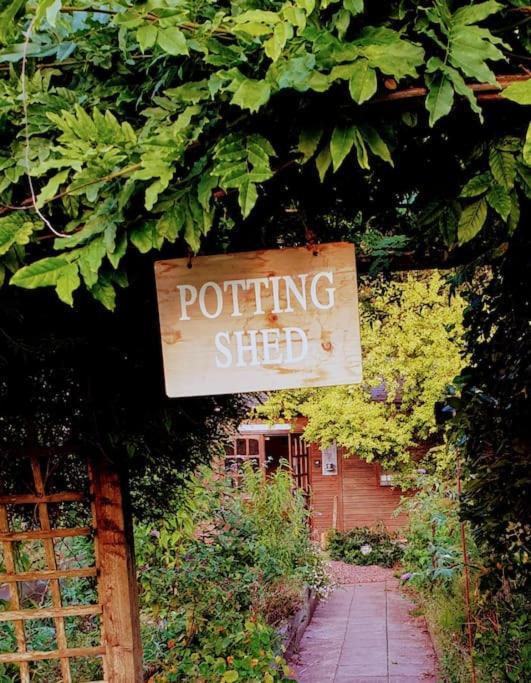 The Potting Shed: Cozy Retreat with Projector and Hot Tub Apartment Tenby Exterior photo
