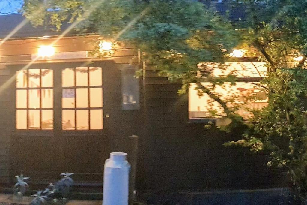The Potting Shed: Cozy Retreat with Projector and Hot Tub Apartment Tenby Exterior photo
