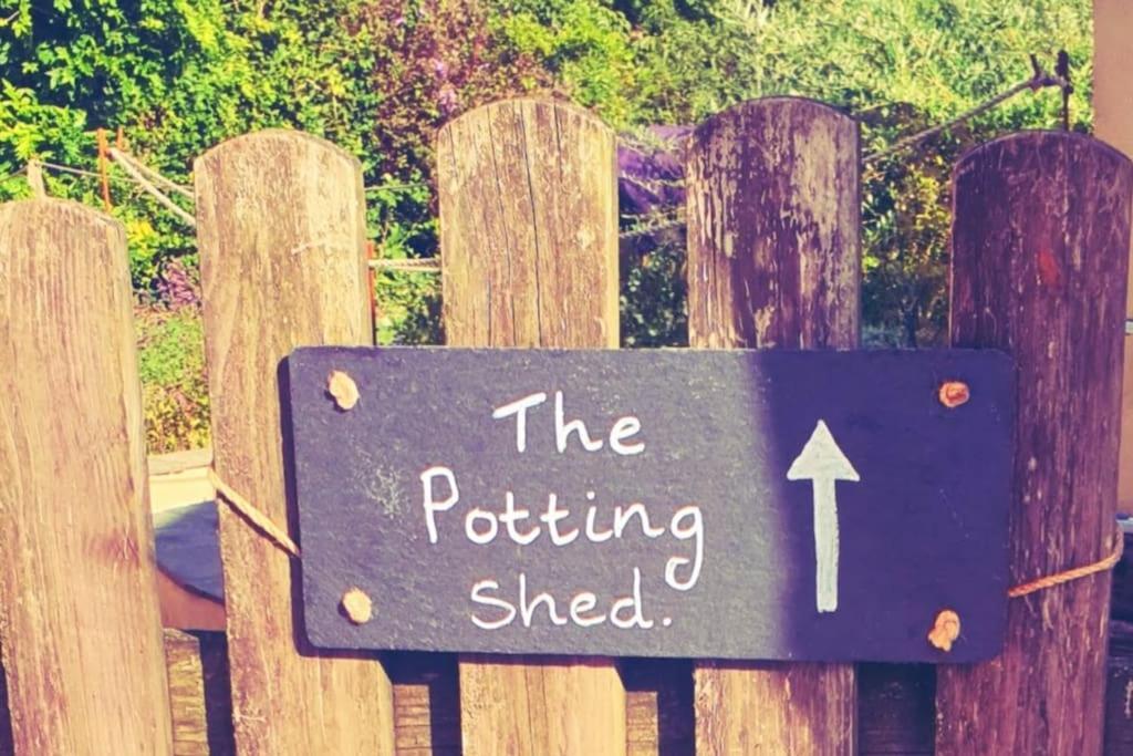 The Potting Shed: Cozy Retreat with Projector and Hot Tub Apartment Tenby Exterior photo