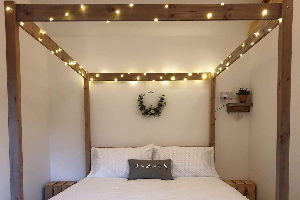 The Potting Shed: Cozy Retreat with Projector and Hot Tub Apartment Tenby Exterior photo