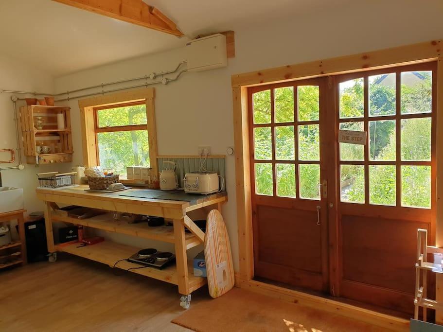 The Potting Shed: Cozy Retreat with Projector and Hot Tub Apartment Tenby Exterior photo
