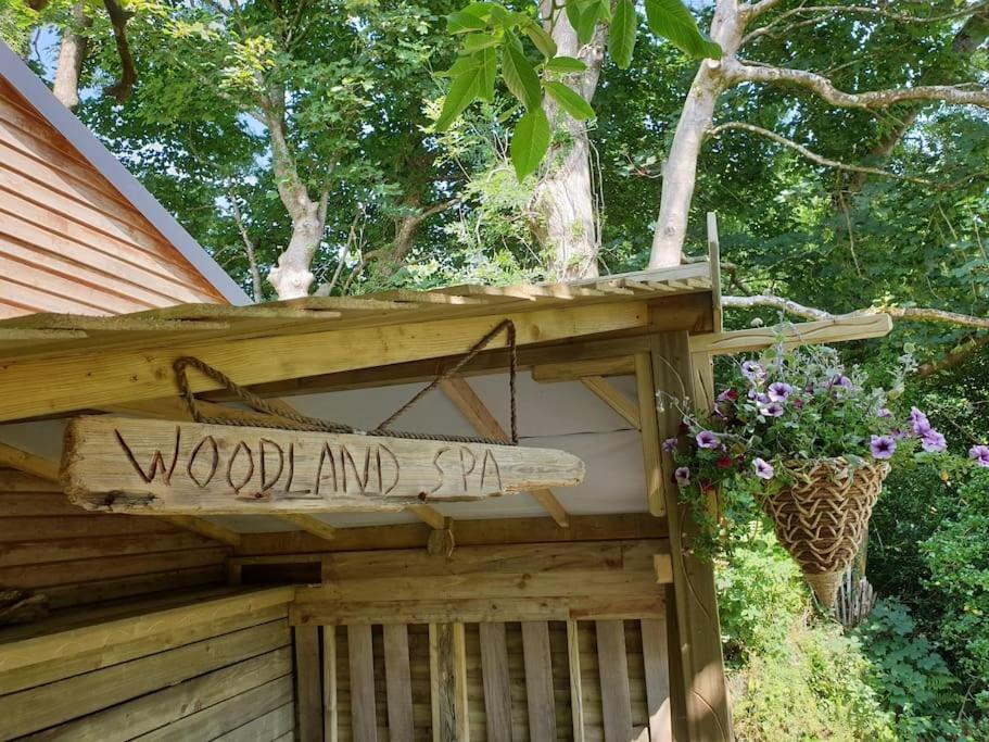 The Potting Shed: Cozy Retreat with Projector and Hot Tub Apartment Tenby Exterior photo