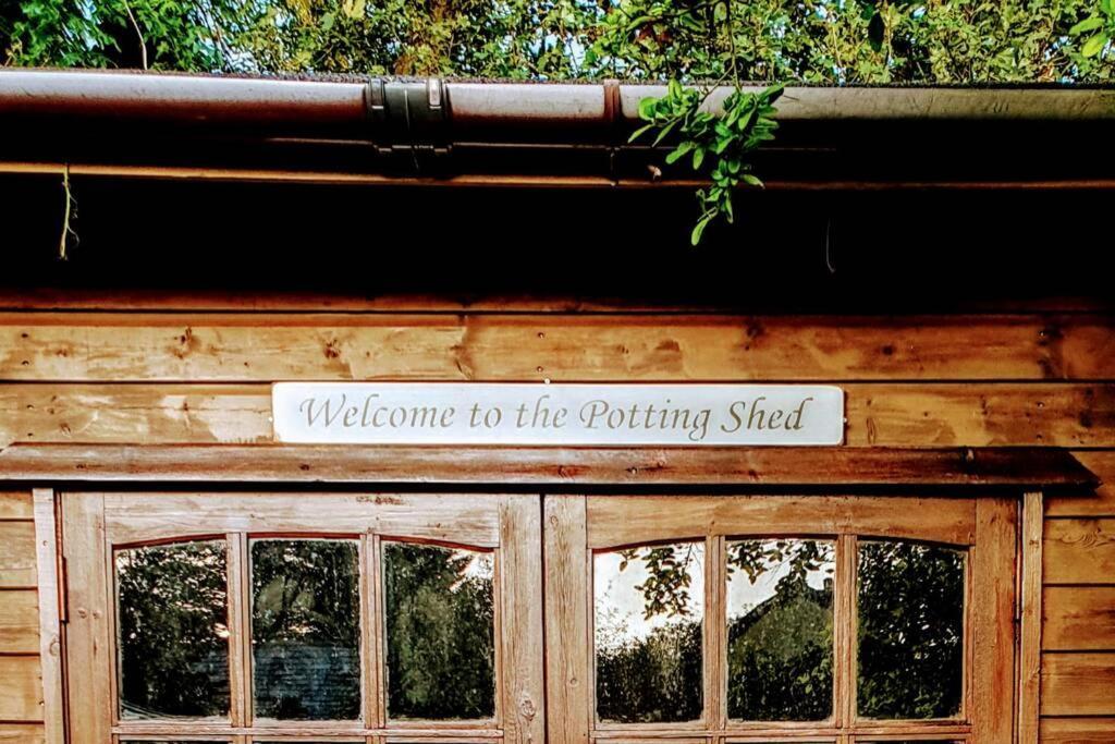 The Potting Shed: Cozy Retreat with Projector and Hot Tub Apartment Tenby Exterior photo